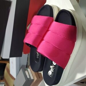 Sz 39 NIB Ovye Sandals